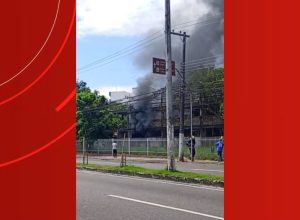 Incêndio atinge prédio onde funcionava unidade dos Correios na Zona Centro-Sul de Manaus