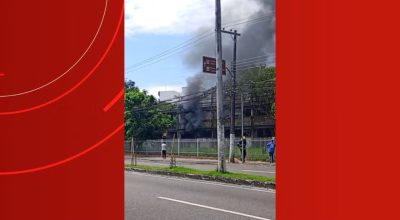Incêndio atinge prédio onde funcionava unidade dos Correios na Zona Centro-Sul de Manaus
