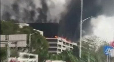 Incêndio de grandes proporções atinge estacionamento da BYD na China