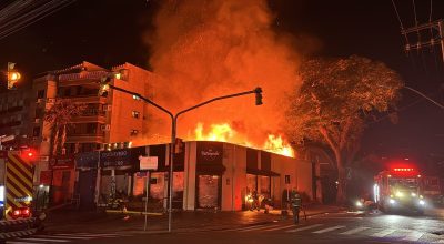 Incêndio de grandes proporções atinge padaria na Zona Leste de Porto Alegre