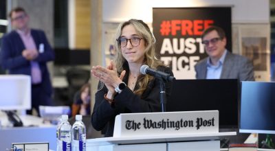 Jornalista alvo de Trump é aplaudida por colegas após ganhar Pulitzer