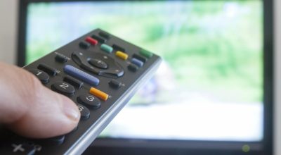 Jovem pede ajuda por navegador de TV após ser agredida e sequestrada