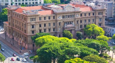 Justiça condena professora a prisão por injúria racial contra aluno