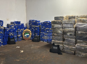 Mais de 3,5 toneladas de maconha são encontradas escondidas em caminhão na BR-376 em MS