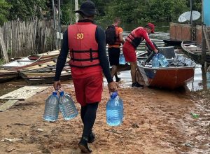 Mais de 4 mil galões são entregues a famílias afetadas pelo Rio Juruá