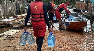 Mais de 4 mil galões são entregues a famílias afetadas pelo Rio Juruá