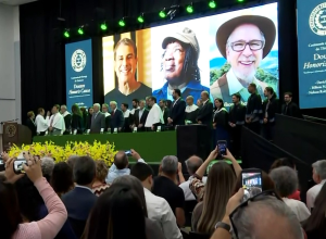 Milton Nascimento, Nelson Araújo e David Feffer recebem título de Doutor Honoris Causa da UFLA em MG