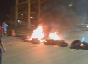 Moradores do 26 de Setembro fecham via Estrutural em protesto por falta de energia no DF