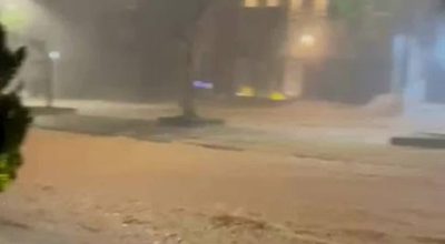 Motociclista é arrastado por enxurrada em Juiz de Fora; assista