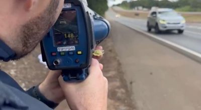 Motoristas são flagrados a quase 150 km/h em rodovia de Goiás; vídeo