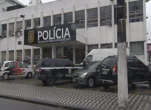 Mulher é presa após invadir casa do ex e esfaquear atual companheira dele no litoral de SP