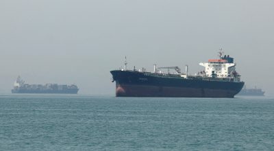 Nova escalada no Golfo: Irã e EUA trocam acusações após ataques com mísseis e ameaças ao Estreito de Ormuz