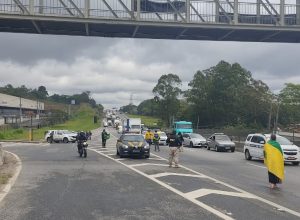 PM prende suspeito de feminicídio em praça de pedágio de Arujá