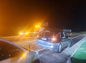 Pai e filha de 7 anos ficam feridos após batida entre carros na MG-050, em Itaúna