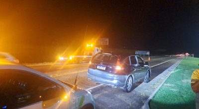 Pai e filha de 7 anos ficam feridos após batida entre carros na MG-050, em Itaúna