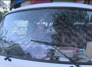 Passageiro é baleado dentro de ônibus em meio a confronto entre policiais e bandidos no Rio