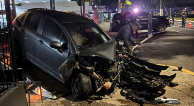 Policial Militar morre após perder controle de veículo e bater em poste em Porto Alegre