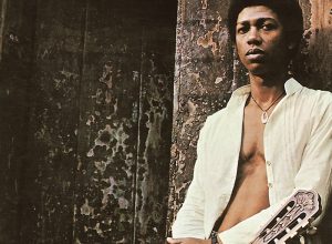 Primeiro álbum de Djavan faz 50 anos como retrato perene, mas incompleto, do cancioneiro singular do compositor