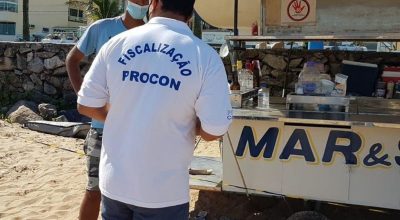 Procon notifica quiosques por ausência de placas na praia do Guarujá