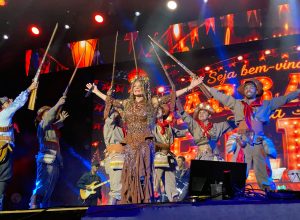 São João de Campina Grande: Elba Ramalho atrai fãs de todo o país
