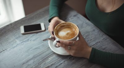 Tomar de 2 a 3 xícaras de café por dia está associado a menor risco de demência, aponta estudo com 131 mil pessoas