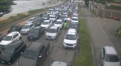 Travessia de balsa entre Ilhabela e São Sebastião registra fila de espera de até 3h30 na volta de feriado