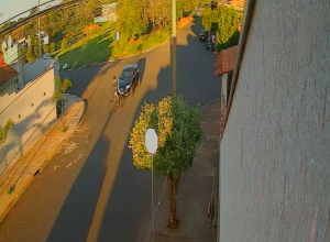 VÍDEO: Motorista em alta velocidade atropela adolescente de bicicleta em Pradópolis, SP
