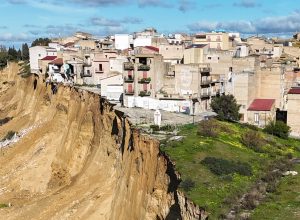 VÍDEO: Tempestades provocam deslizamento de terra e deixam cidade italiana à beira do precipício