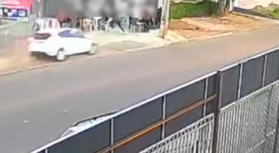 VÍDEO: carro conduzido por motorista bêbado invade calçada e atropela clientes de distribuidora, no Paraná