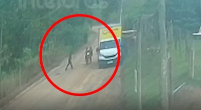 VÍDEO: criminosos roubam carro, capotam e assaltam motociclista para fugir em Linhares