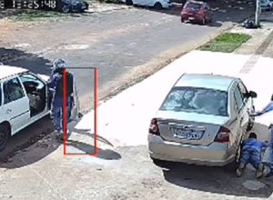 VÍDEO: entregador é rendido com arma, obrigado a deitar no chão e tem carro roubado em Campo Grande