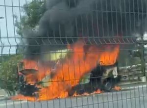 Van pega fogo e causa congestionamento na Avenida Tancredo Neves, em Aracaju