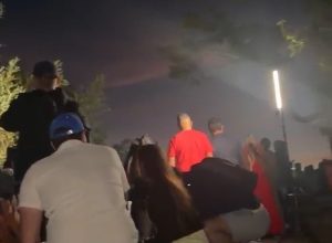 Visitantes do mirante precisam buscar abrigo durante tiroteio no Santa Marta; operação policial causa tensão na região