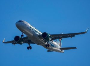 Voo é cancelado após avião atropelar pedestre durante a decolagem em Denver, nos EUA