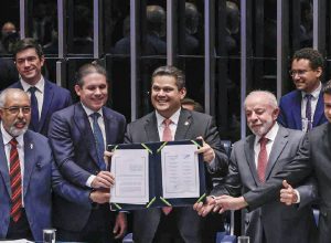 Alcolumbre quebra protocolo e homenageia paim na promulgação do fim da escala 6x1