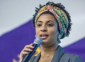 Apoiadores de Flávio Bolsonaro atacam legado de Marielle Franco durante protesto no Rio
