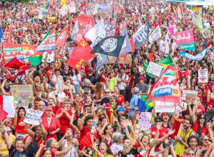 Apoiadores de Lula ocupam orla de Copacabana em ato pela democracia