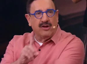 Apresentador Ratinho usa programa no SBT para defender voto em Flávio Bolsonaro