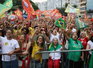 Ato em Copacabana reúne multidão em defesa da democracia e de Lula