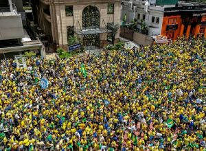 Ato na avenida paulista reúne apoiadores de flávio bolsonaro na reta final