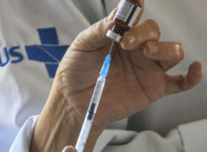 Bebês a partir de seis semanas passam a ter acesso à vacina Menquadfi contra meningite no Brasil