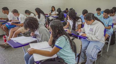 Brasil reduz distância para a OCDE no Pisa 2025 mas nível de aprendizagem segue baixo