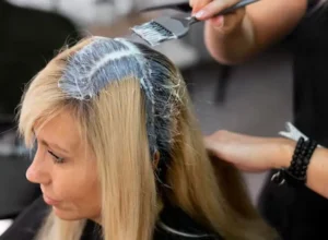 Cabelo branco: alternativas práticas para disfarçar a raiz e espaçar idas ao salão