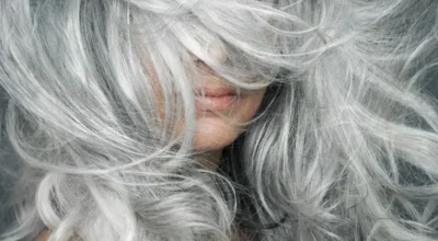 Cabelo branco saudável: como eliminar o frizz e manter a hidratação em dia