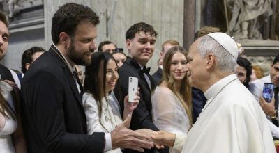 Casal mineiro recebe bênção e conselho do papa Francisco durante lua de mel no Vaticano