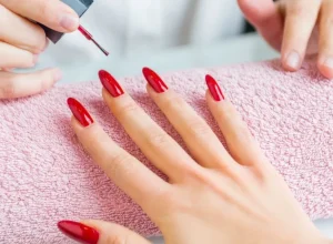 Cores de esmalte que rejuvenescem e valorizam as mãos após os 30 anos