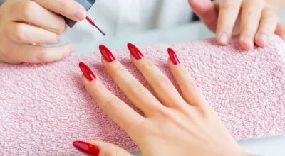Cores de esmalte que rejuvenescem e valorizam as mãos após os 30 anos