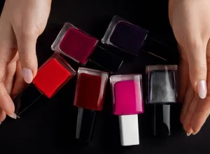 Cores de esmalte versáteis: 5 opções que combinam com todos os seus looks