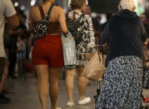 Cortes amplos em gastos públicos colocam programas sociais e benefícios em xeque
