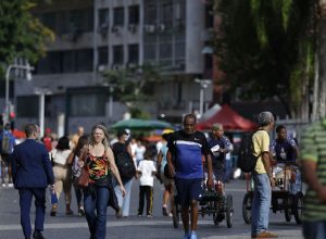 Crescimento populacional brasileiro desacelera e atinge 0,37% em 2026